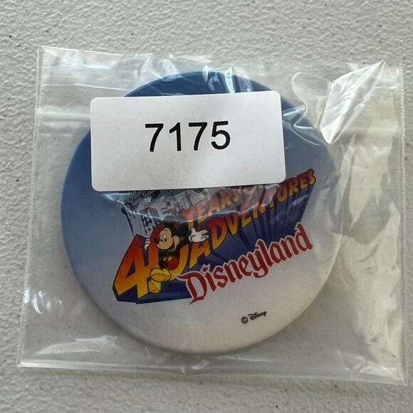 Disneyland Pin Button 40 years of Adventure Mickey Mouse Disney Anniversary - Picture 5 of 5